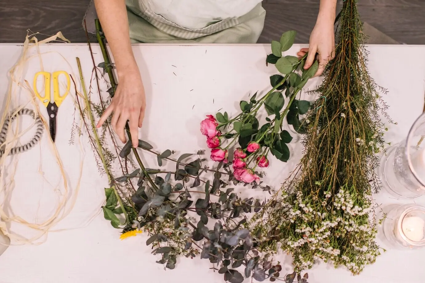 Ein Florist bereitet Blumen für ein späteres Arrangement vor.